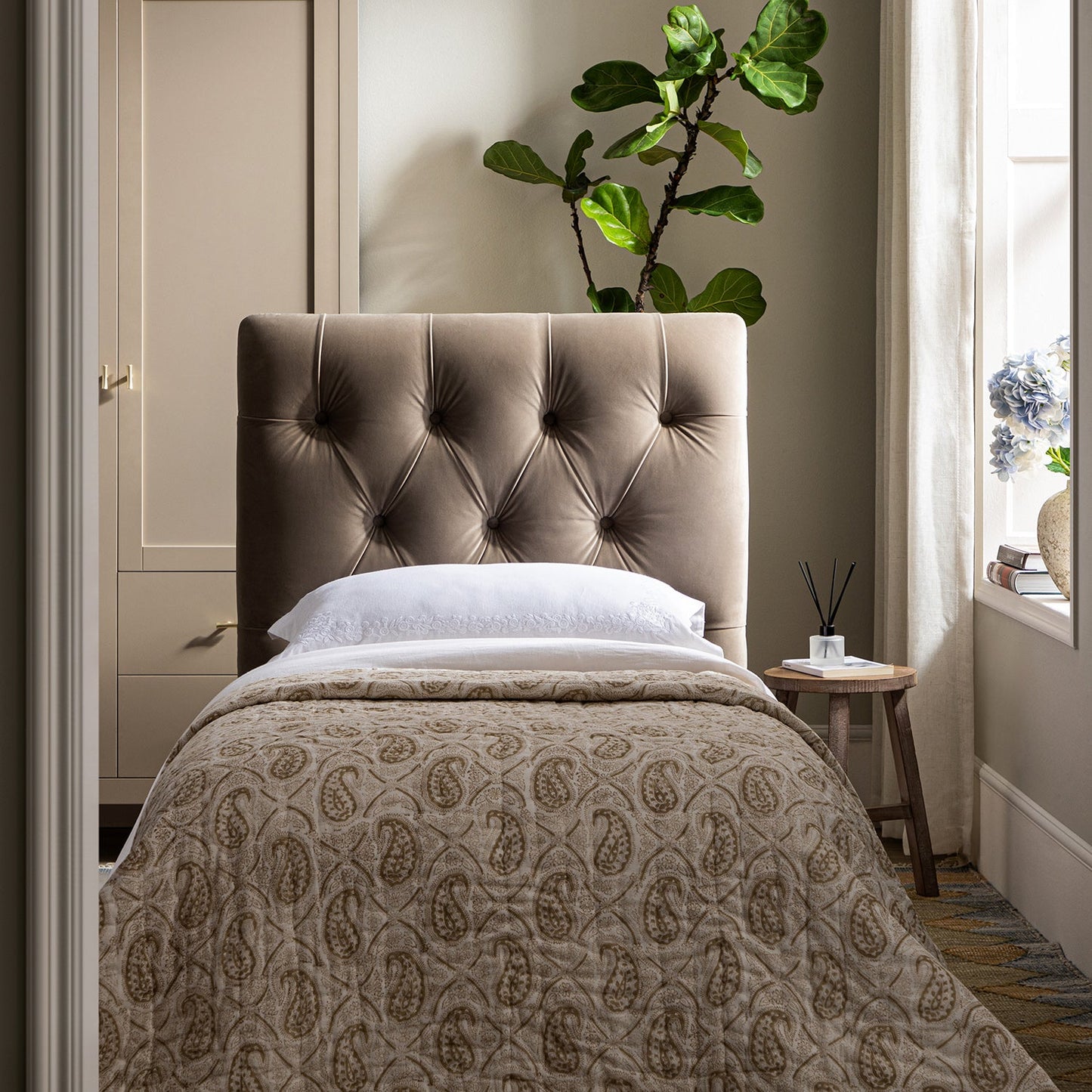 Portland Single Buttoned Fold-Out Bed in Ottoman, Mink Velvet