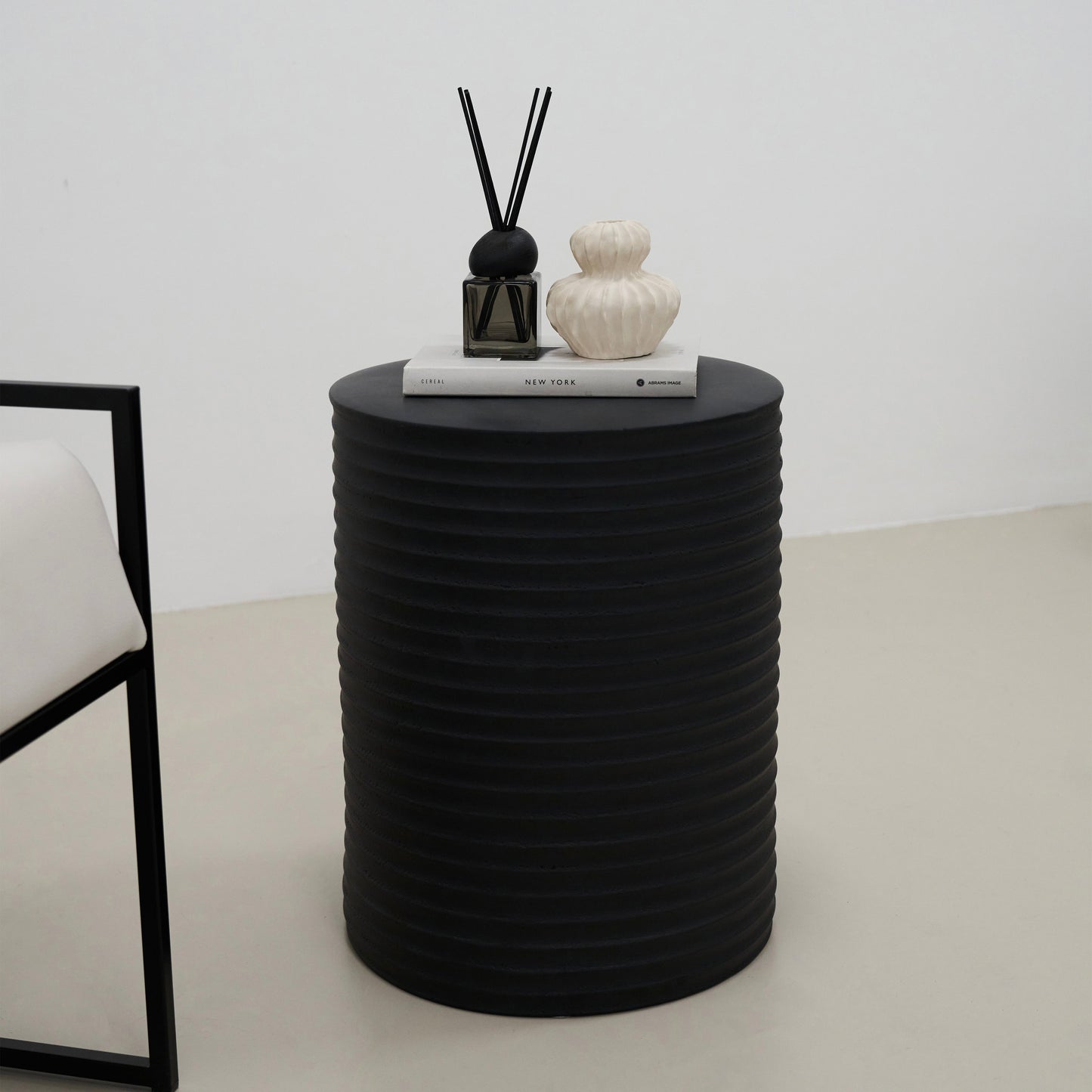 Raya - Minimal Onyx Ribbed Side Table