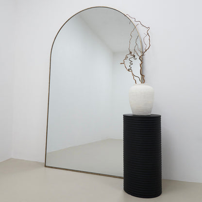 Raya - Minimal Onyx Ribbed Plinth