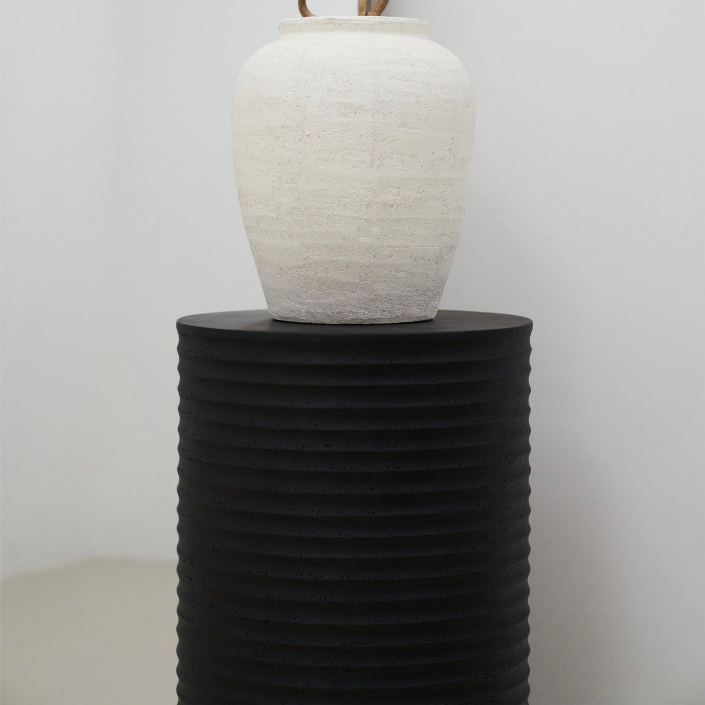 Raya - Minimal Onyx Ribbed Plinth
